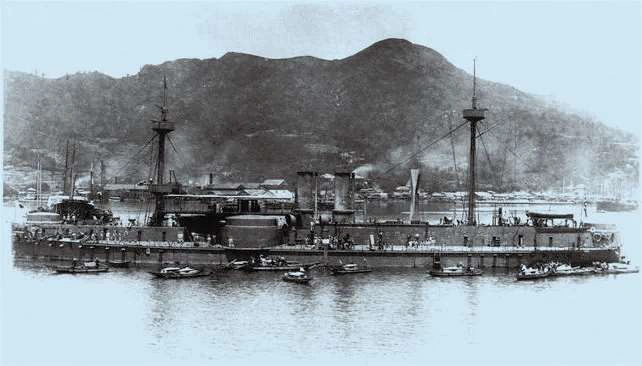 图为「定远」号。「定远」号和「镇远」号为清政府委托德国建造的 7000 吨级的一等铁甲舰，是「姐妹舰」。两艘军舰于 1881 年开工建造，1884 年完成，定远舰花费约 140 万两白银，镇远舰花费约 142 万两白银。这两艘军舰当时号称「亚洲第一巨舰」，为北洋舰队主力舰
