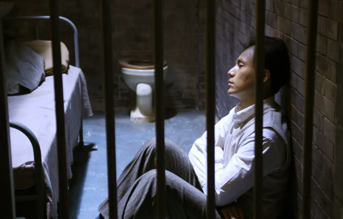 电影《钱学森》：钱学森因计划归国而被美国囚禁的一幕