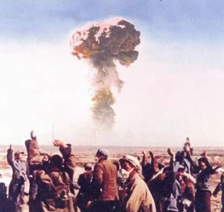 中国第一颗原子弹试爆成功，群民欢呼