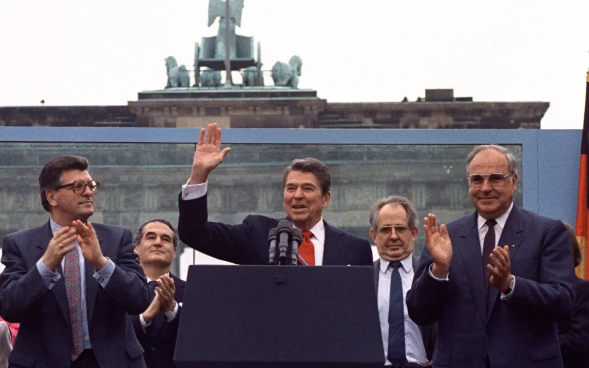 1983 年是里根总统的时代，「星球大战计划」其实是里根提出的一个反弹道导弹计划，目标直指苏联
